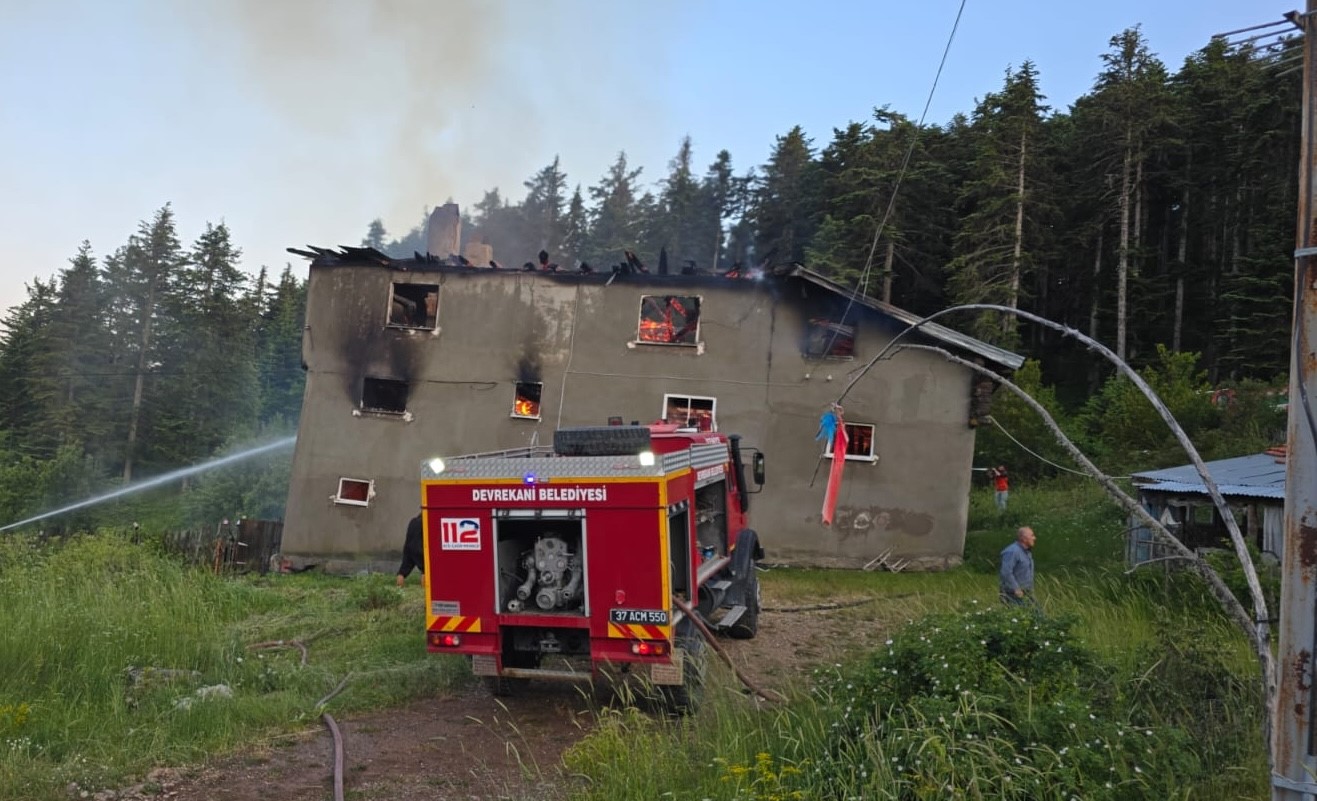Kastamonu'da Levlere Teslim Olan Ev Kullanılmaz Hale Geldi (1)