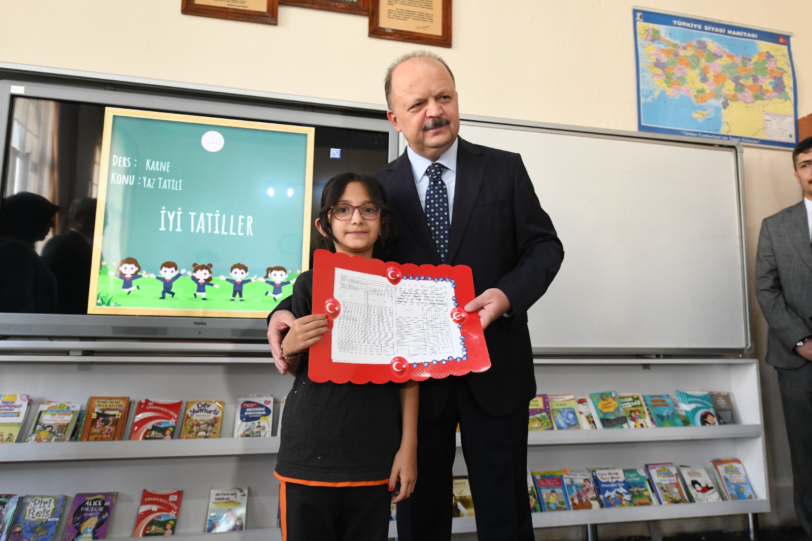 Vali Dallı Gazipaşa İlkokulu’nda Düzenlenen Karne Törenine Katıldı (1)