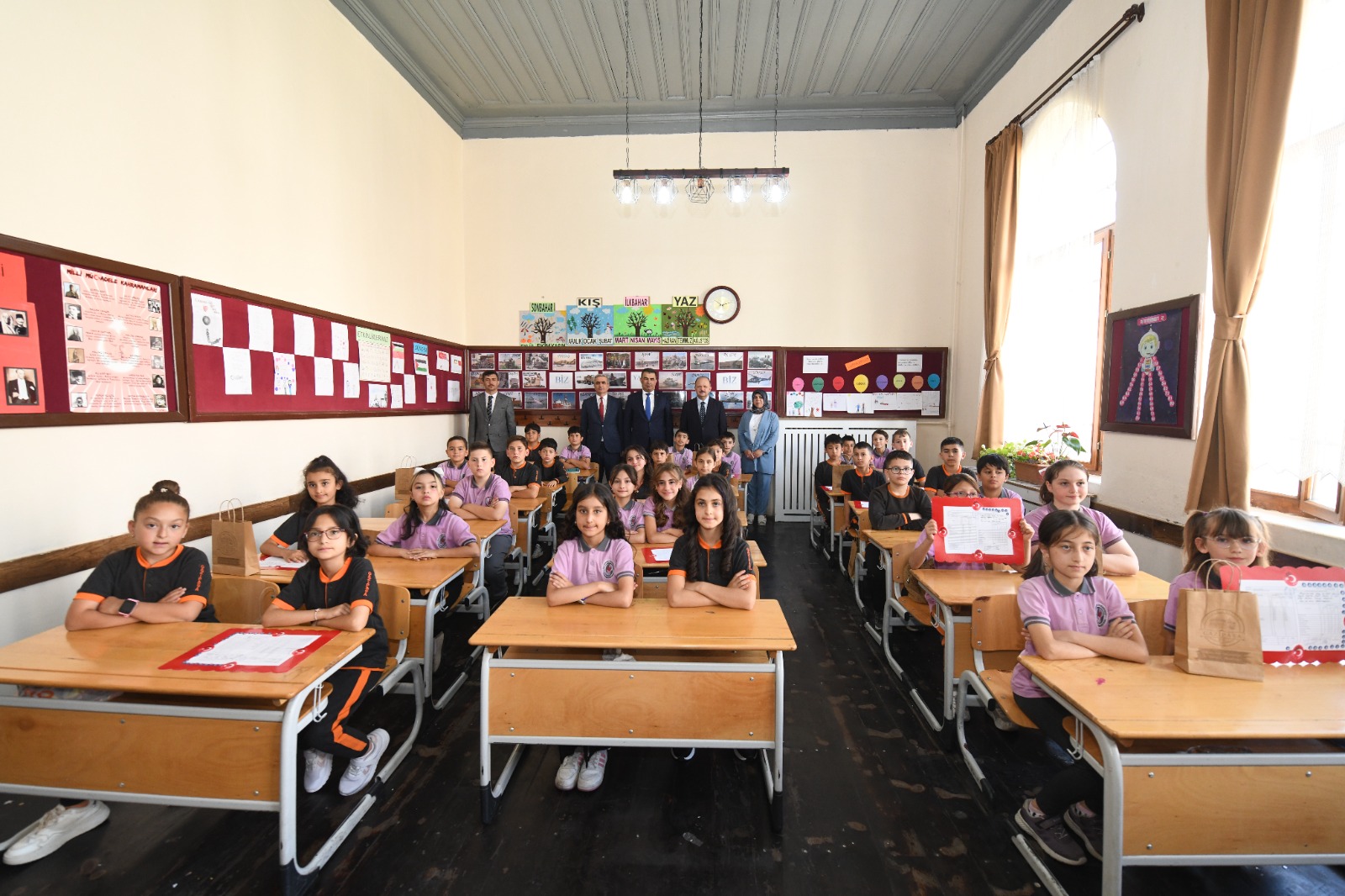 Vali Dallı Gazipaşa İlkokulu’nda Düzenlenen Karne Törenine Katıldı (3)