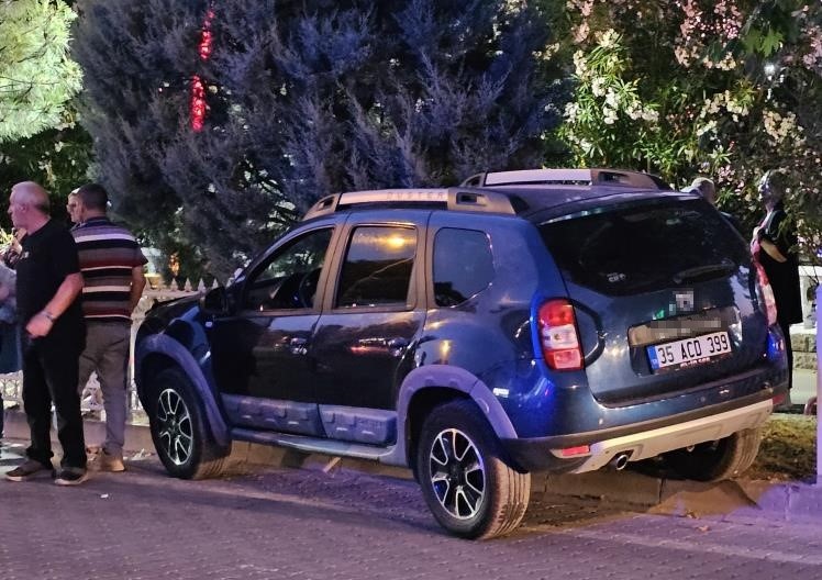 Cide'de Fenalaşan Sürücü Demir Korkuluklara Çarptı (1)