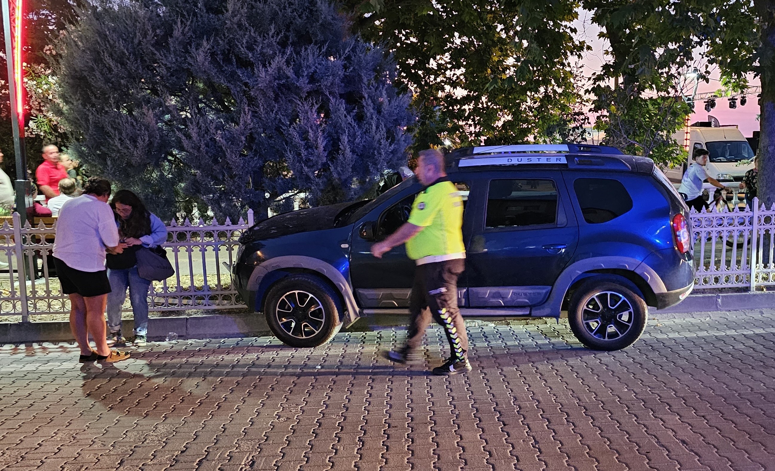 Cide'de Fenalaşan Sürücü Demir Korkuluklara Çarptı (2)