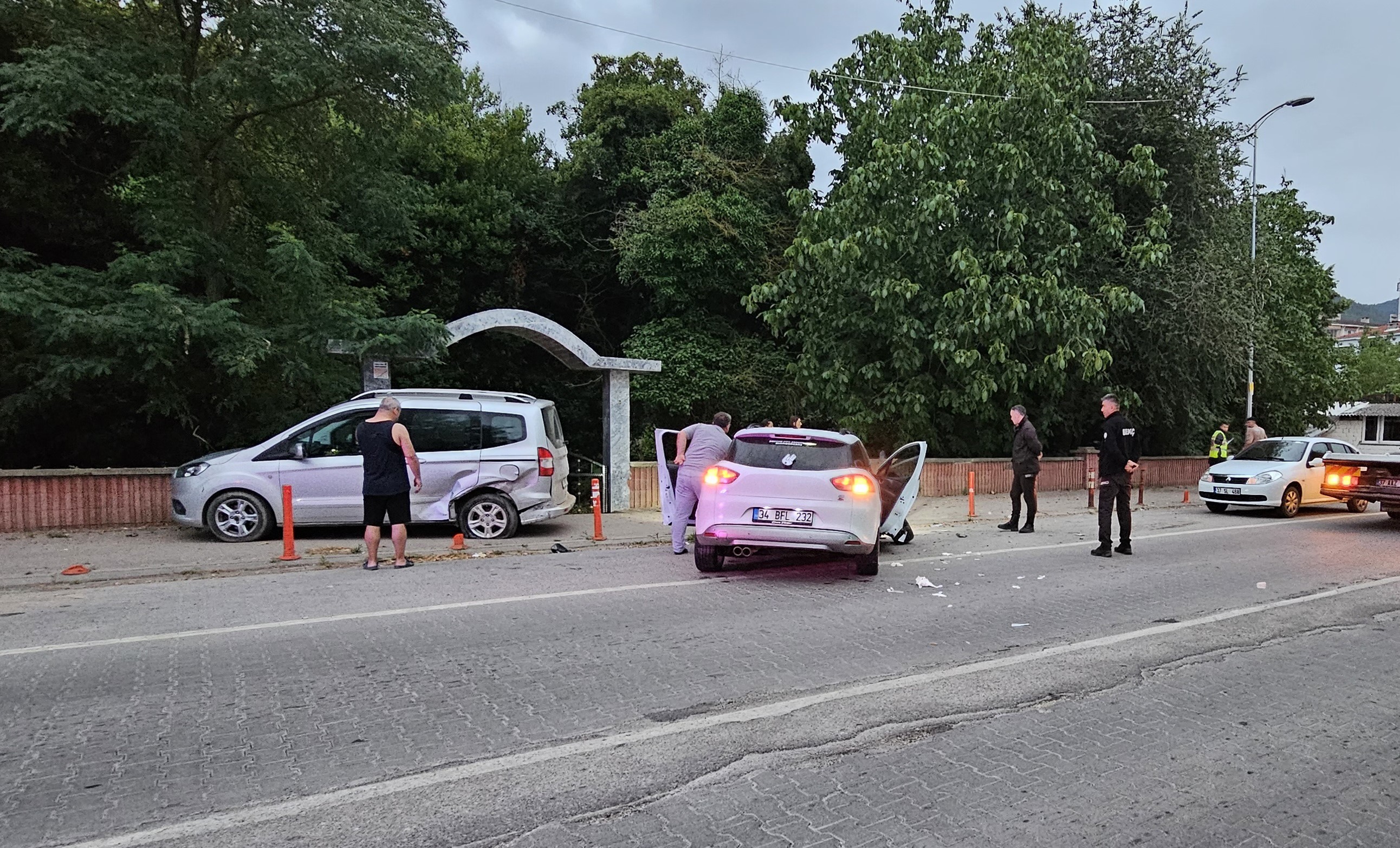 Cide'de Otomobil Park Halindeki Araca Çarptı 2 Yaralı (1)