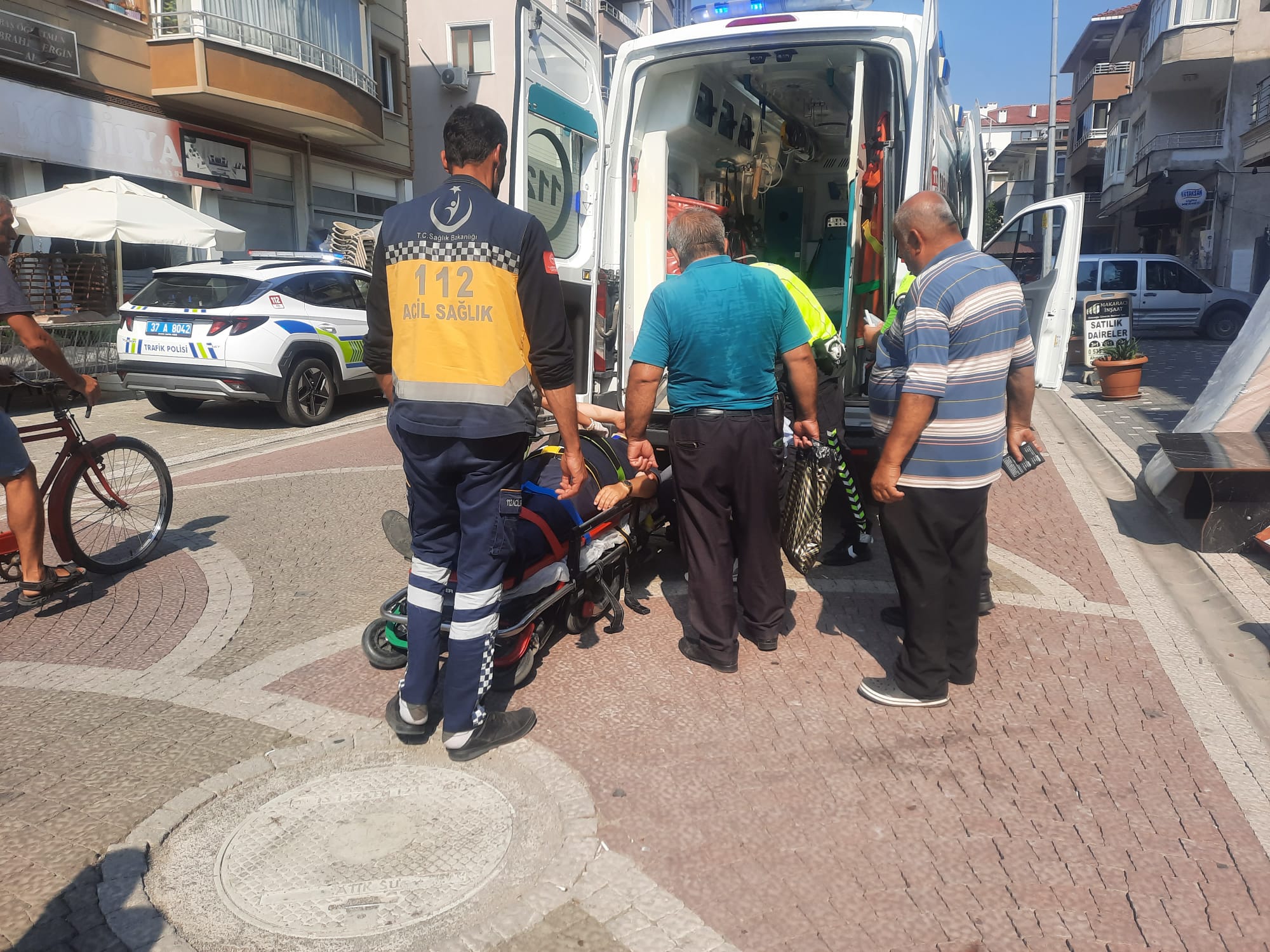 Cide’de Pikap Yayaya Çarptı 1 Yaralı (1)