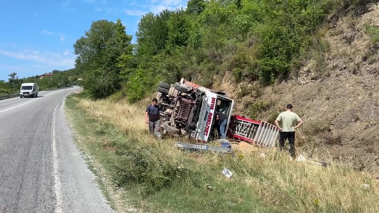 Freni Boşalan Kamyonu Şarampole Devirerek Facianın Önüne Geçti