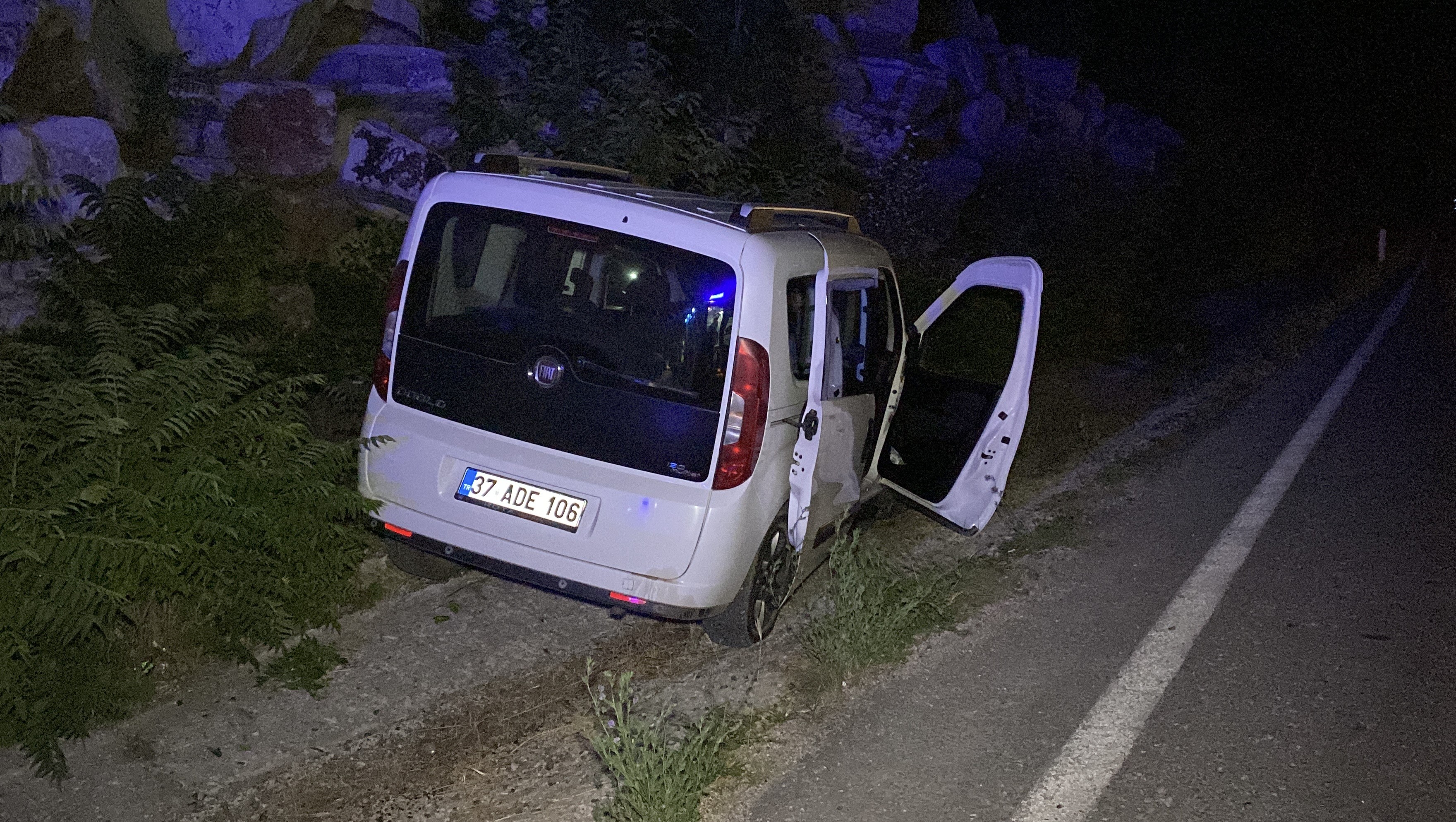 Hafif Ticari Araç Yamaca Çarptı 1 Yaralı (1)