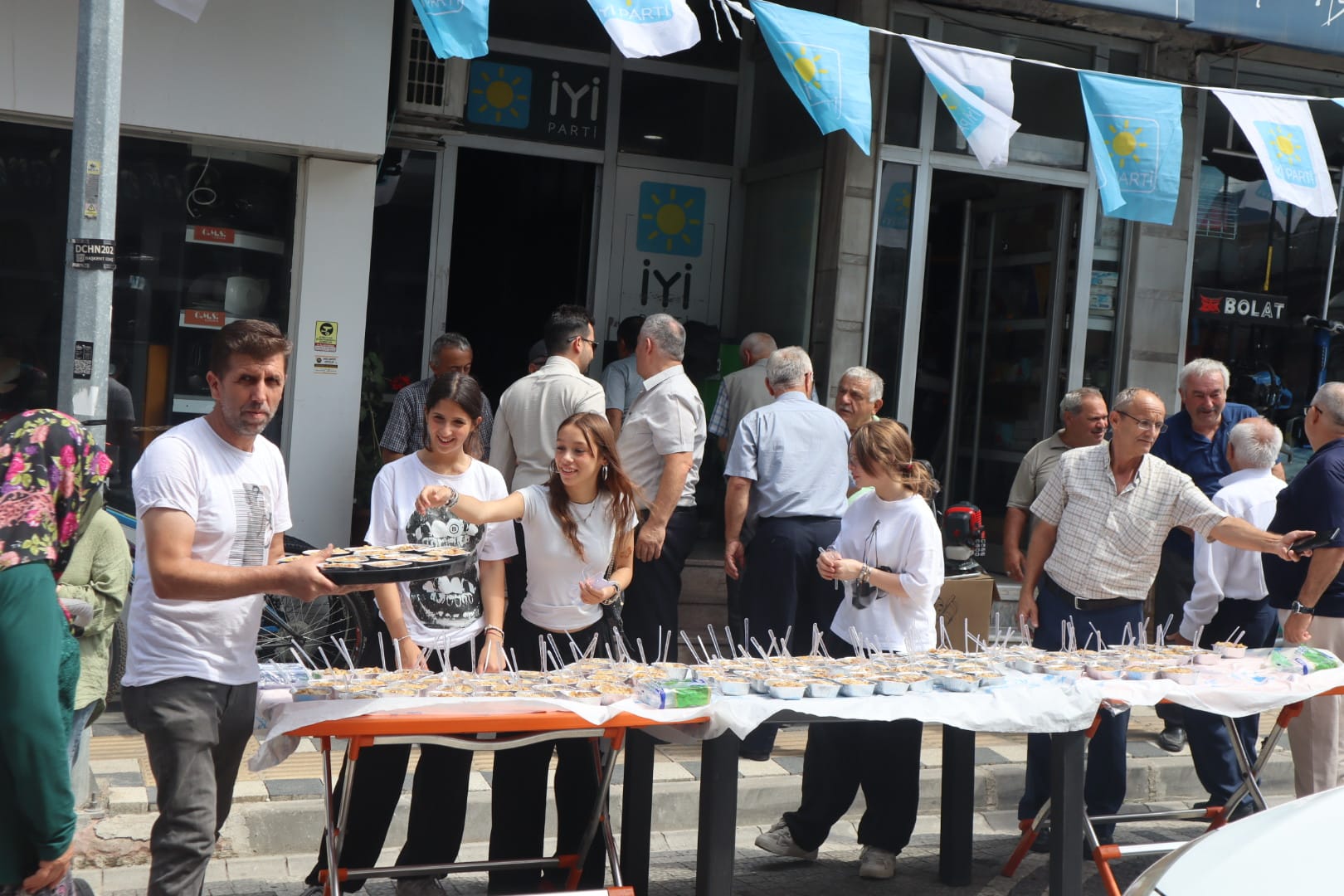 İyi̇ Parti Cide’de 2 Bin Aşure Dağıttı (2)