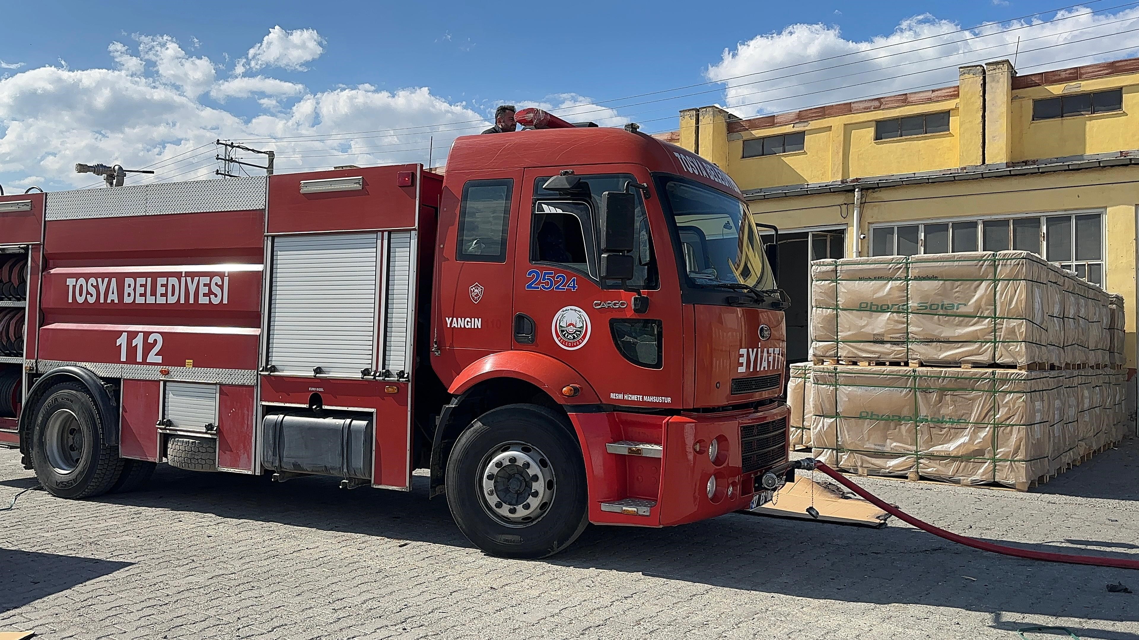 Kastamonu'da Çöpte Çıkan Yangın Güneş Enerjisi Panellerine Sıçradı (3)