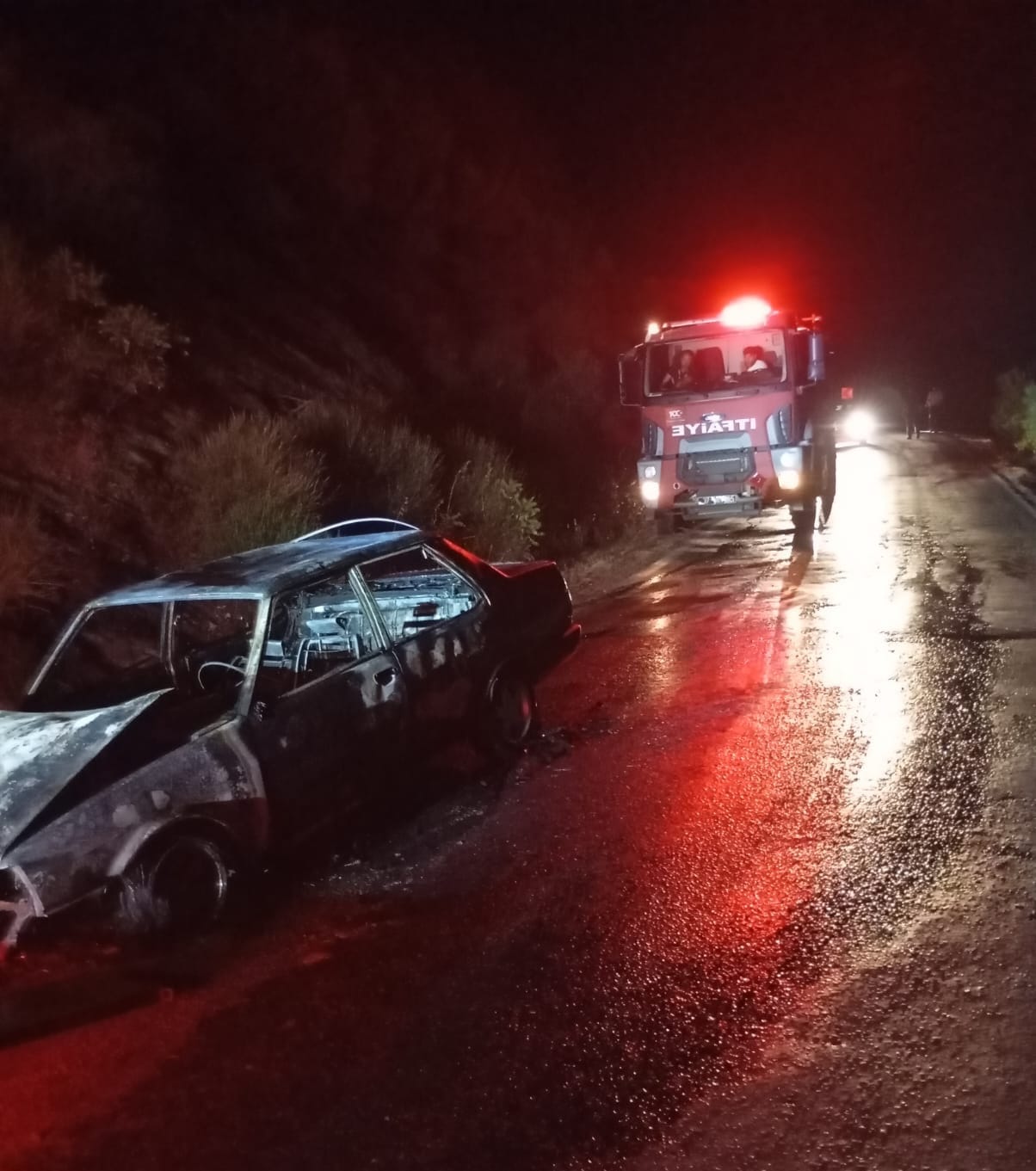 Cide’de Seyir Halindeki Otomobil Yandı 2