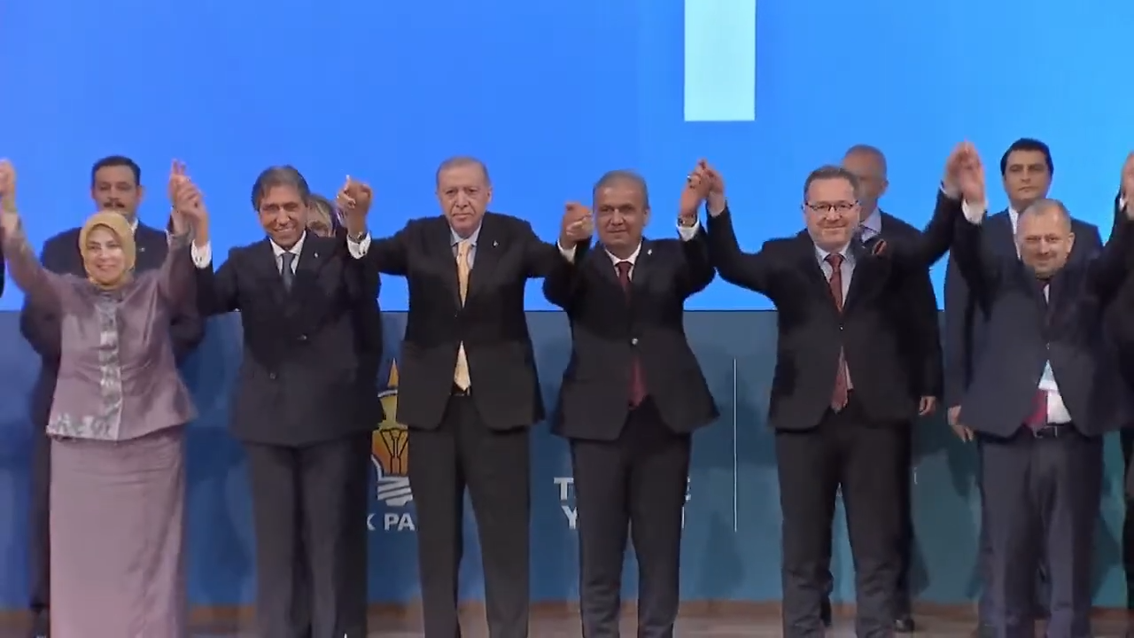 Muammer Yanık Rozeti Taktı