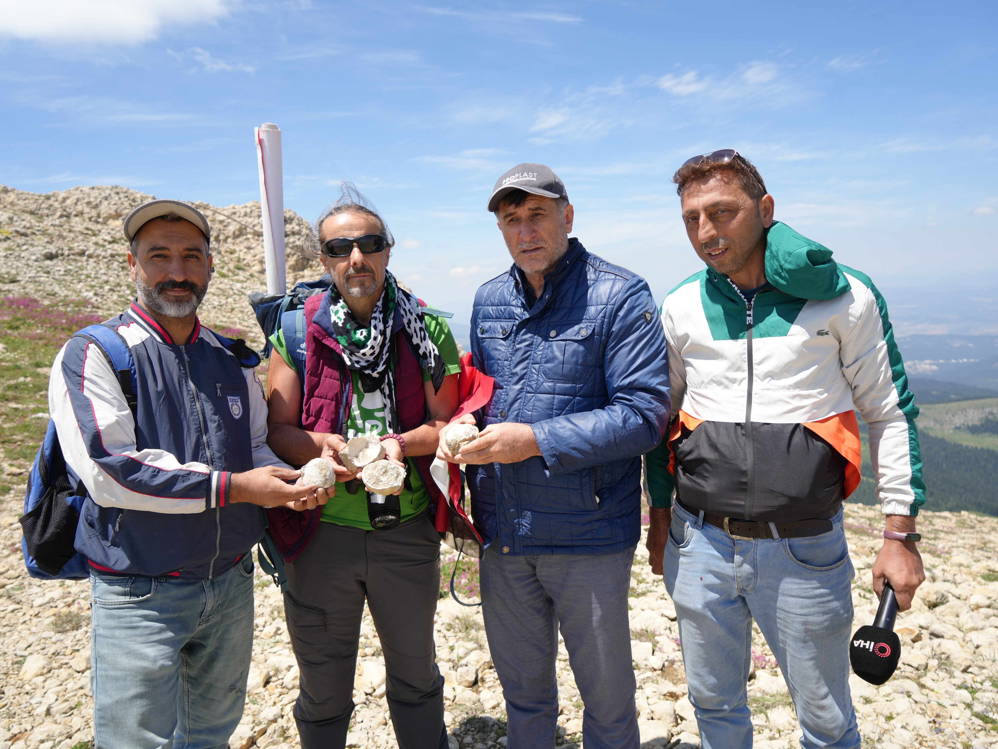 Hacet Tepesine Tırmanış Yapan Doğa Tutkunu Grup, Deniz Fosilleri Buldu (1)