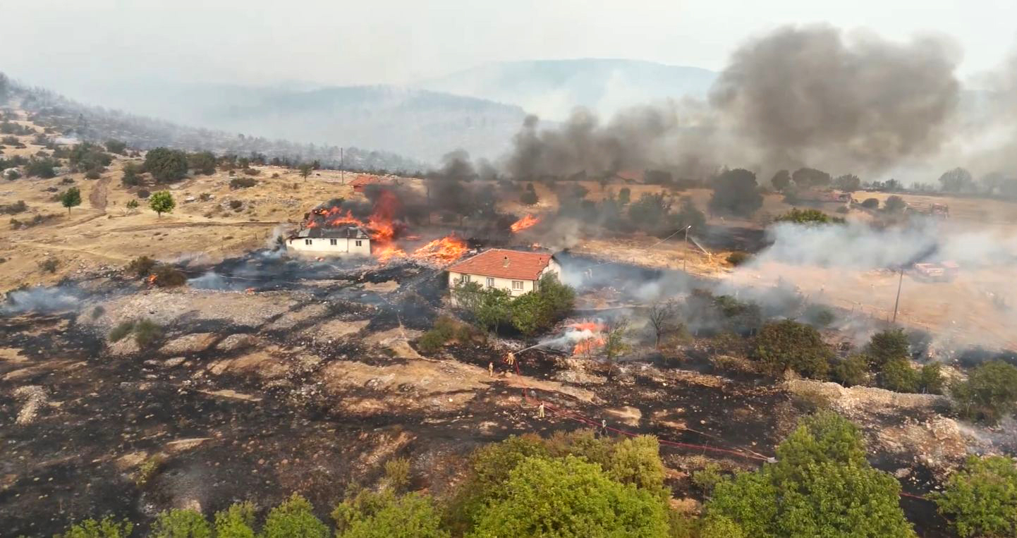 Karabük Yangını Kastamonu'da 3 Binayı Küle Çevirdi (1)