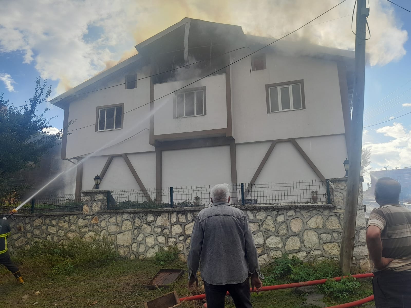 Kastamonu'da Ahşap Ev Çayır Çayır Yandı (3)