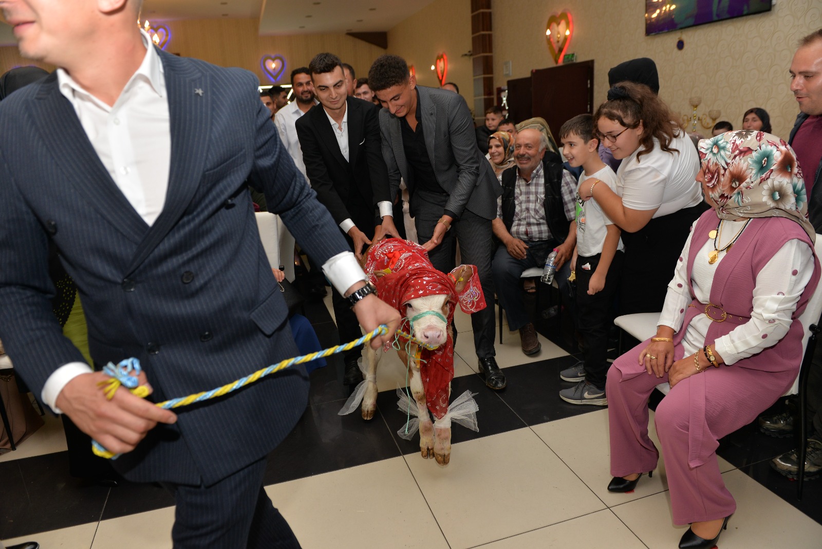 Kastamonu'da Gelin Ve Damada Takılan Ilginç Takı Gündem Oldu (2)