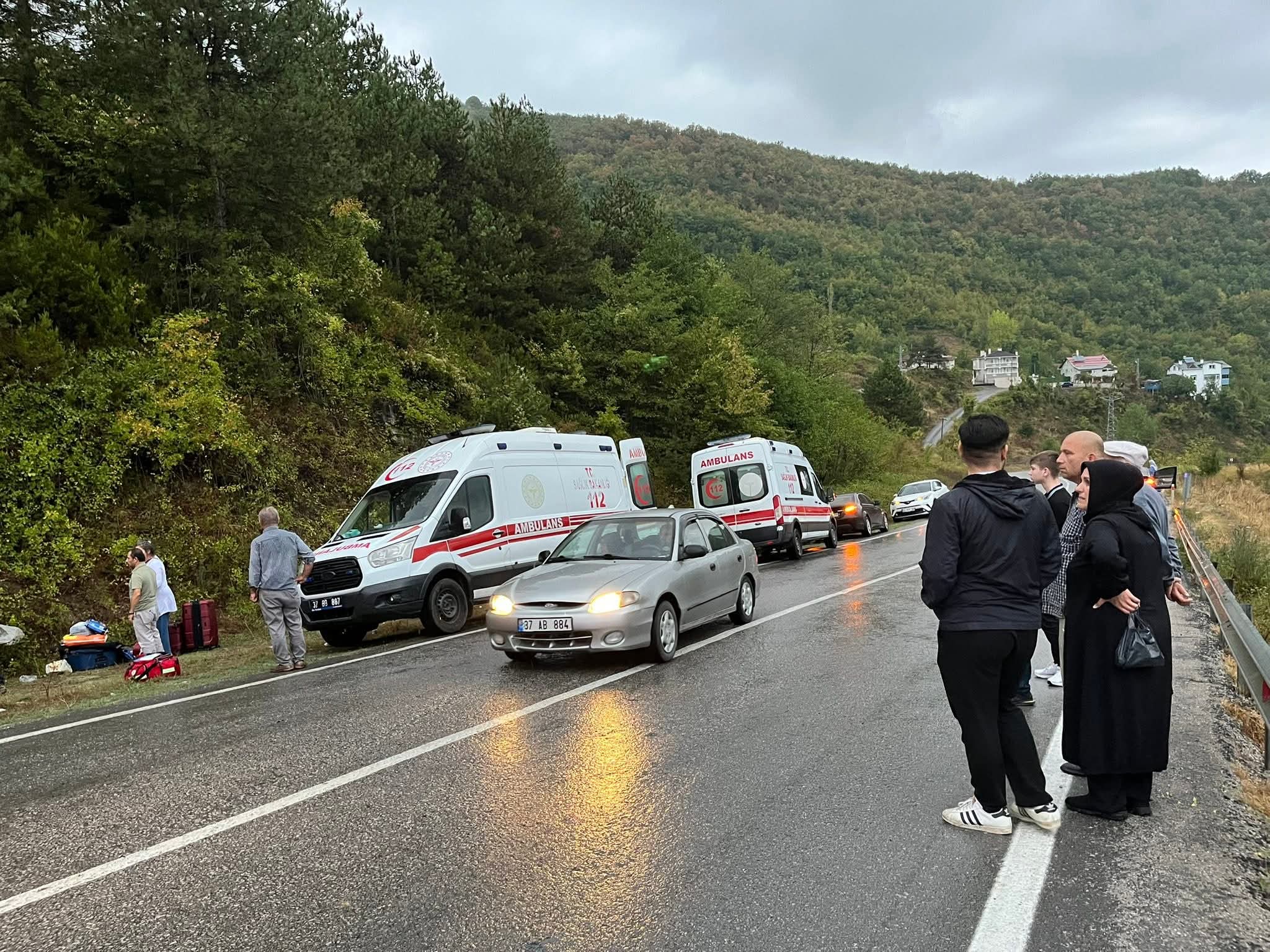 Kastamonu’da Hafif Ticari Araç Takla Attı 3 Yaralı (1)