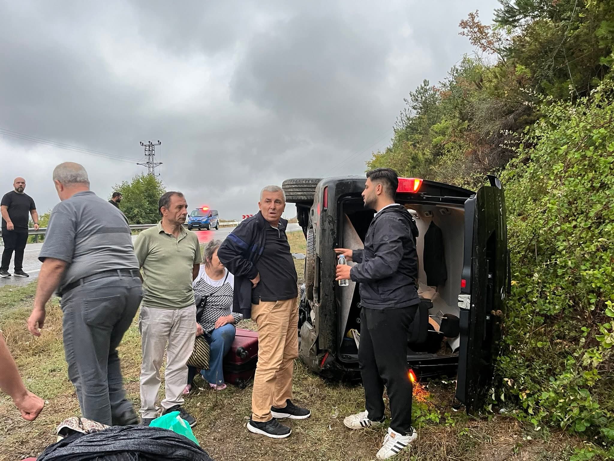 Kastamonu’da Hafif Ticari Araç Takla Attı 3 Yaralı (2)