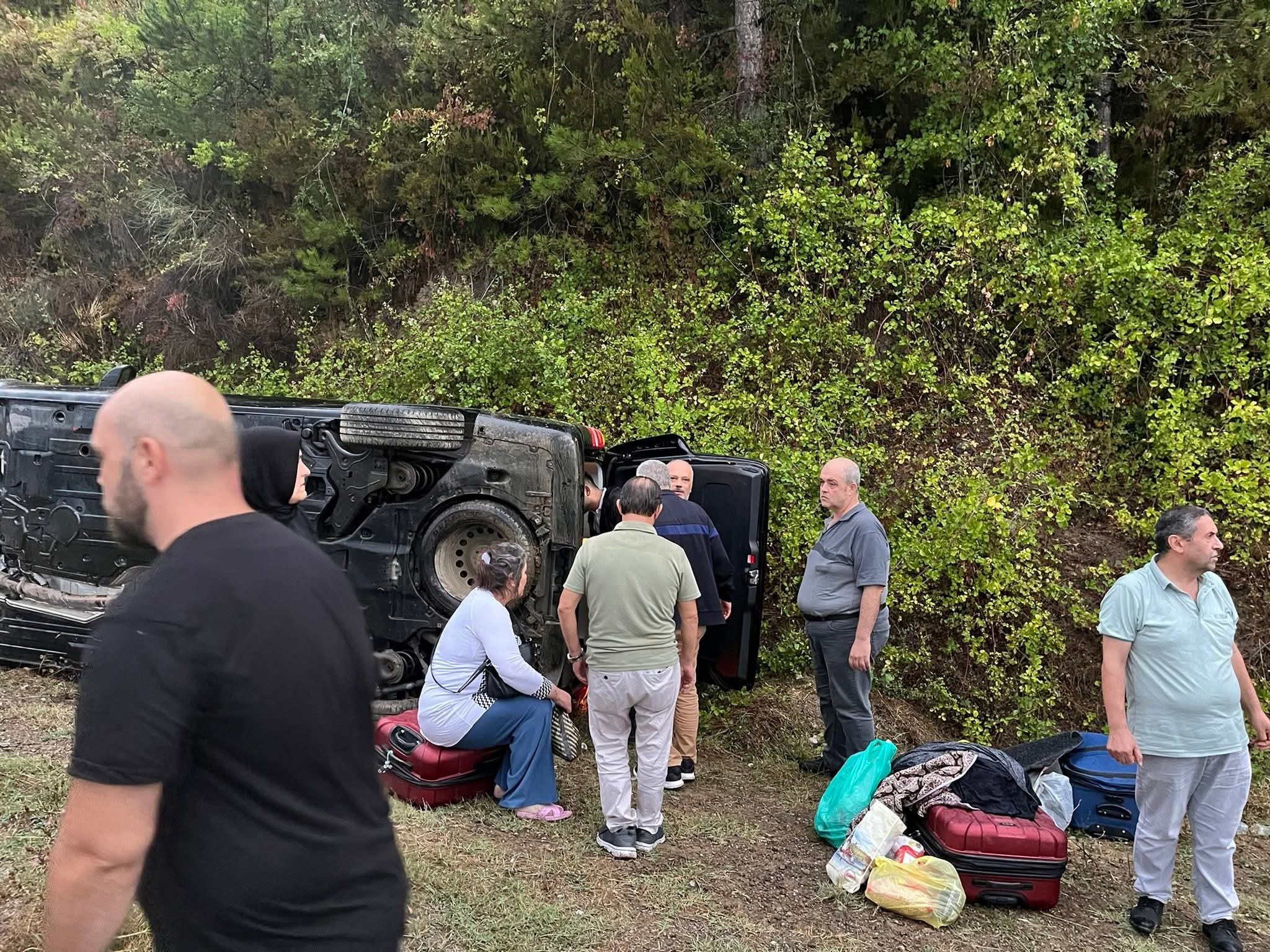 Kastamonu’da Hafif Ticari Araç Takla Attı 3 Yaralı (3)