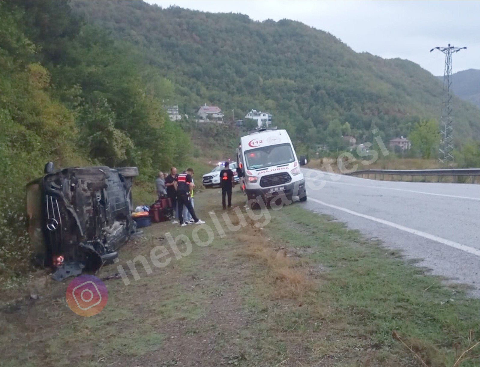 Kastamonu'da Ticari Araç Şarampole Devrildi 3 Yaralı-1