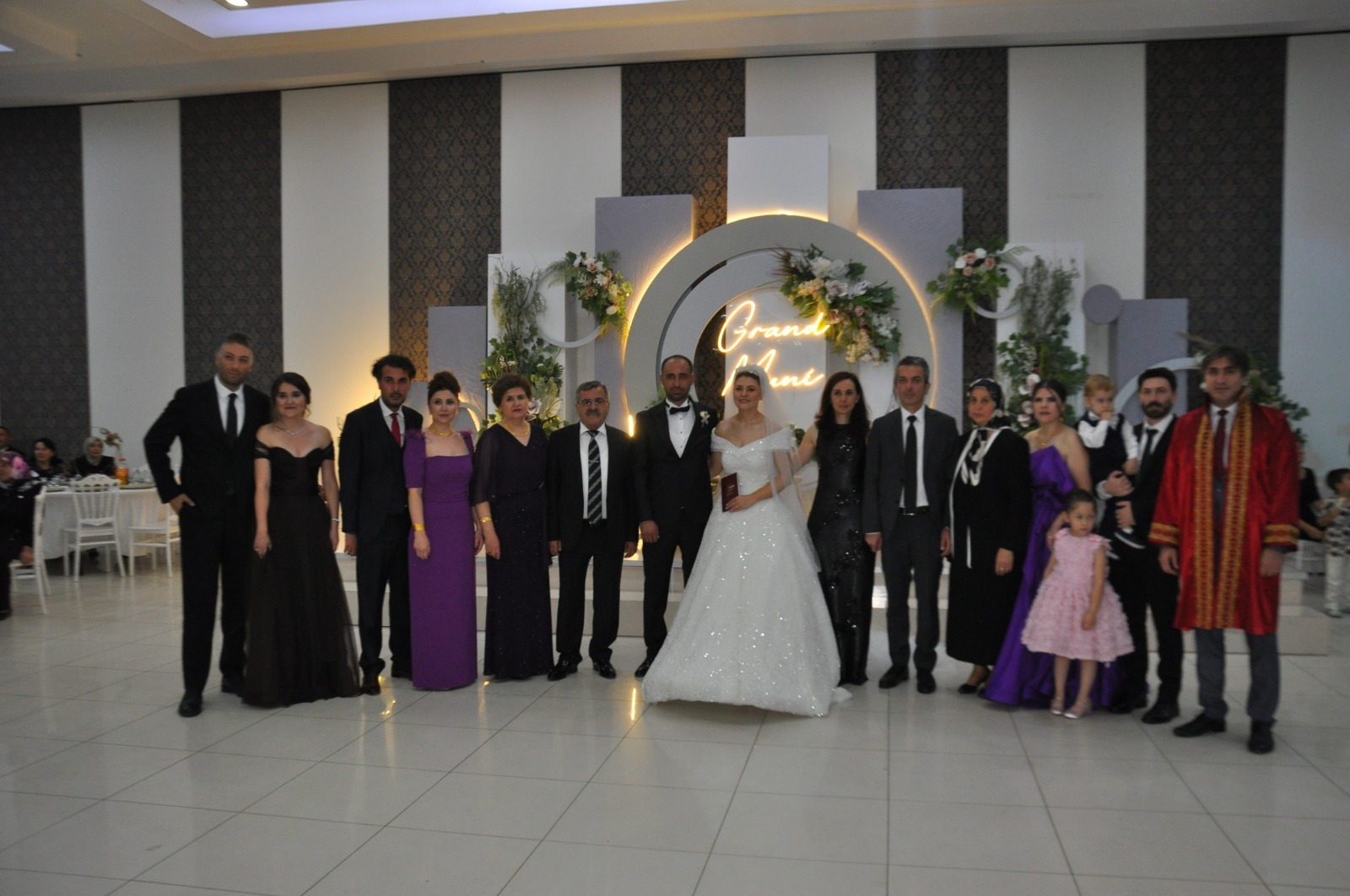 Bayraktaroğlu ve Keskin ailelerinin mutlu günü