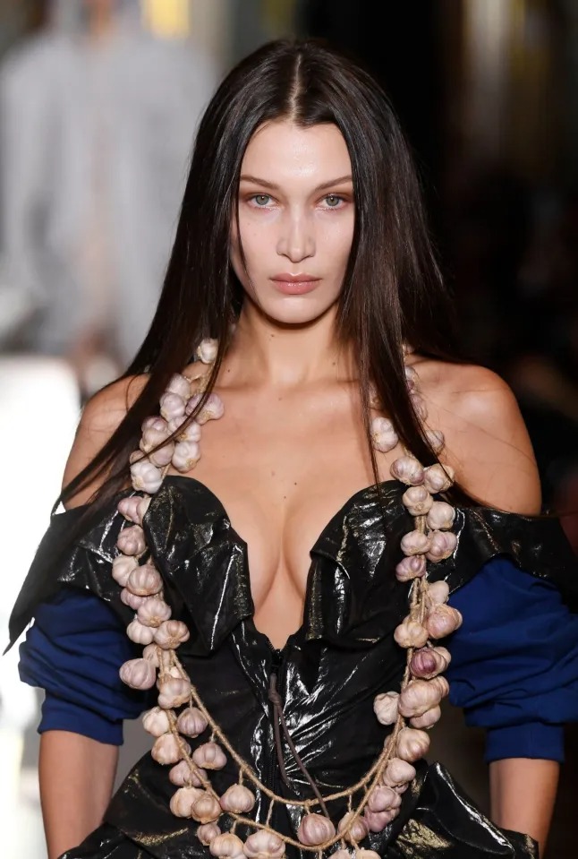 Bella Hadid Podyuma Sarımsakla Çıktı! 3