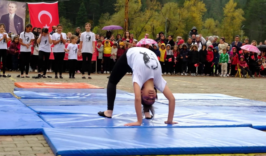 Kastamonu’da Düşen Kızını Gören Baba Sahneye Koştu (1)