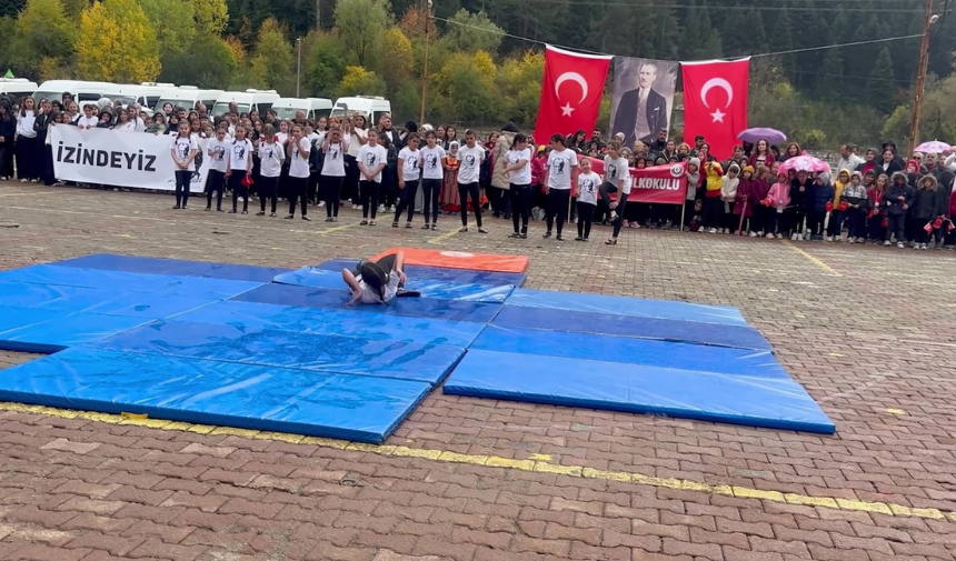 Kastamonu’da Düşen Kızını Gören Baba Sahneye Koştu (2)