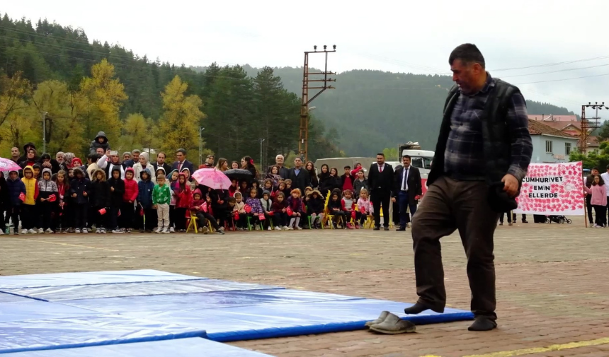 Kastamonu’da Düşen Kızını Gören Baba Sahneye Koştu (3)