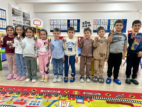 Başkan Uzuner'den Minik Öğrencilere Cumhuriyet Hediyesi (1)