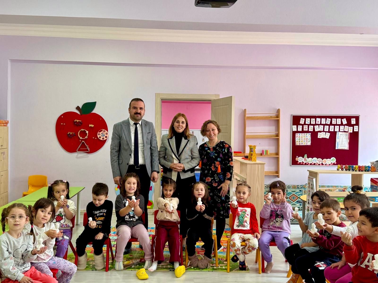 Başkan Uzuner'den Minik Öğrencilere Cumhuriyet Hediyesi (2)