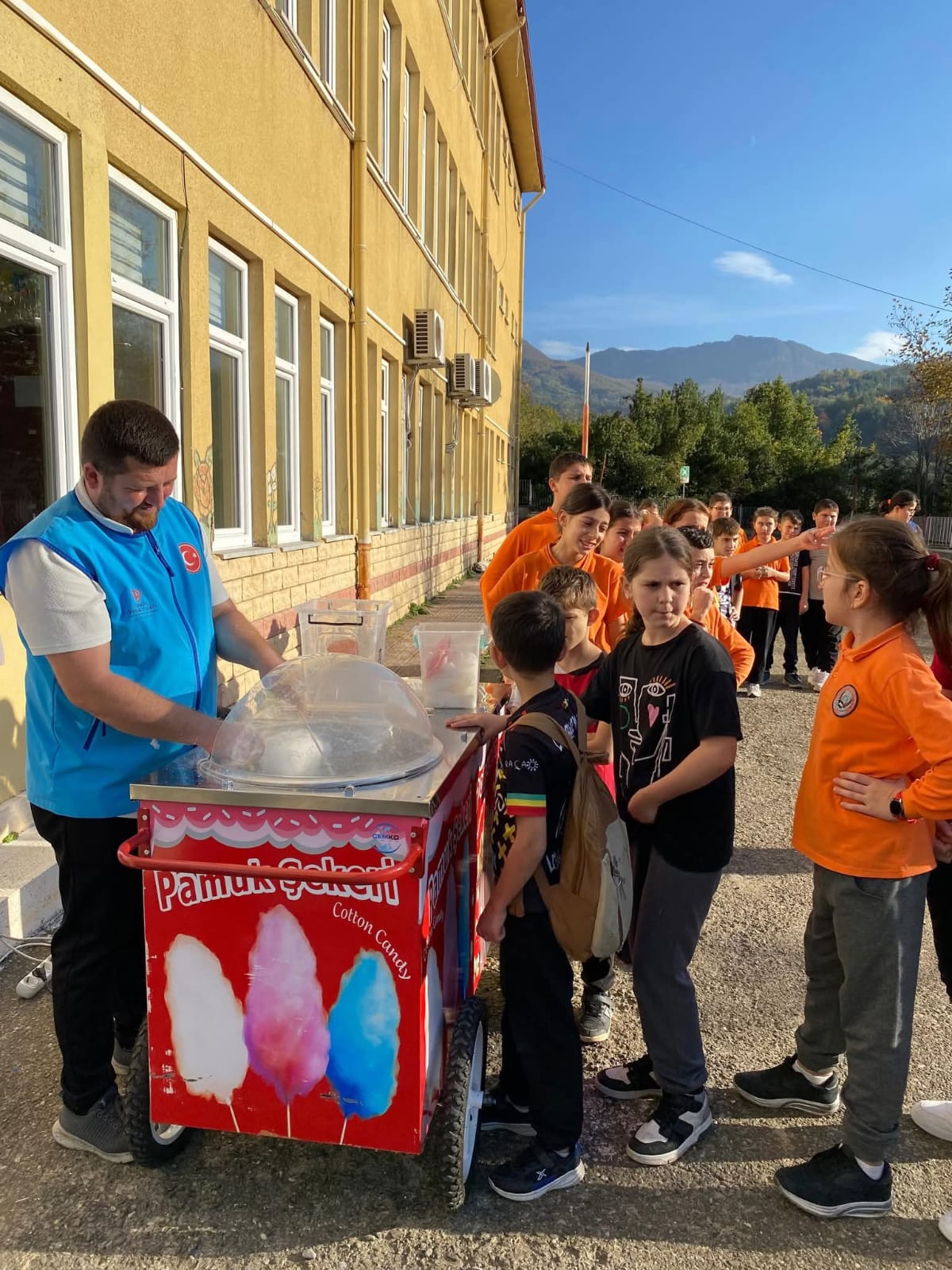 Cide’de Öğrencilere Pamuk Şeker Ikramı (1)