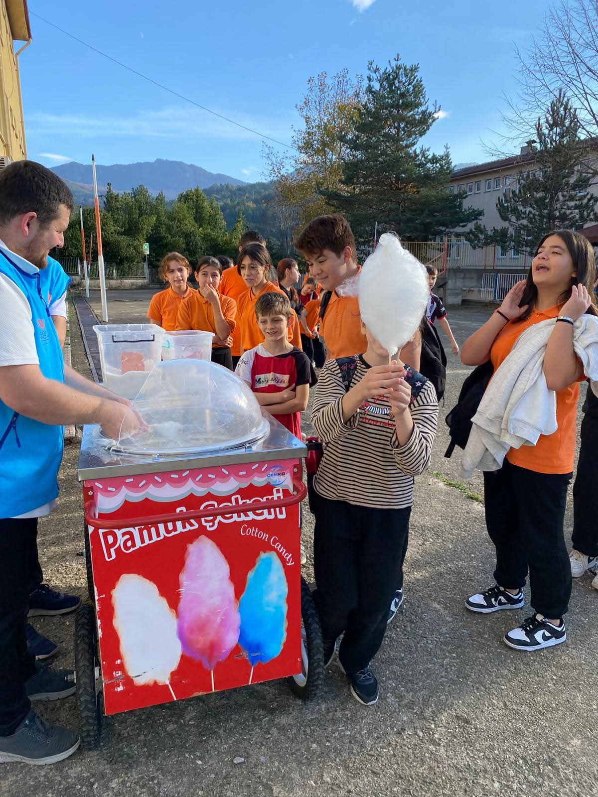 Cide’de Öğrencilere Pamuk Şeker Ikramı (3)