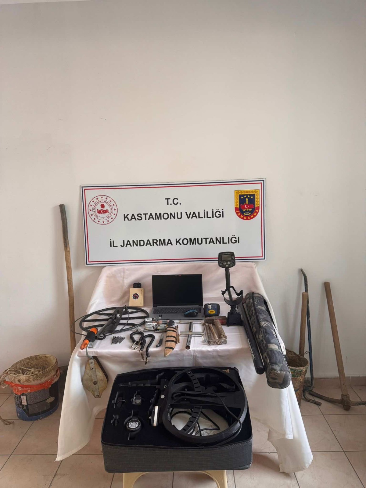 Kastamonu'da 4 defineciye jandarmadan suçüstü!