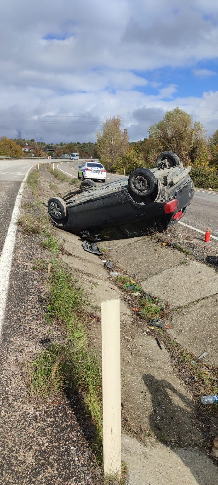 Kastamonu'dan Karabük'e Seyir Halindeki Otomobil Takla Attı (1)