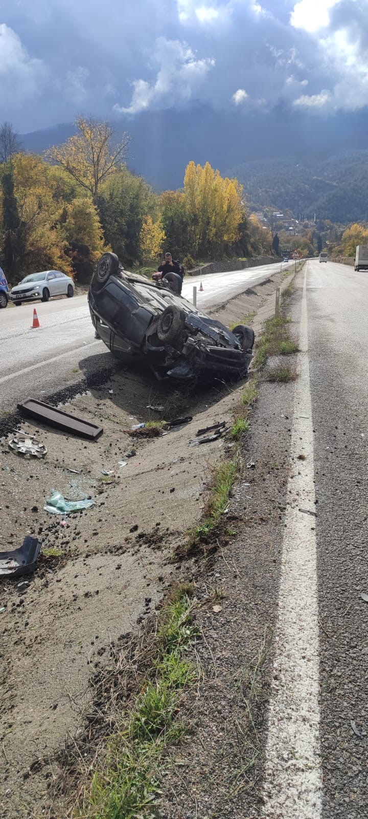 Kastamonu'dan Karabük'e Seyir Halindeki Otomobil Takla Attı (2)