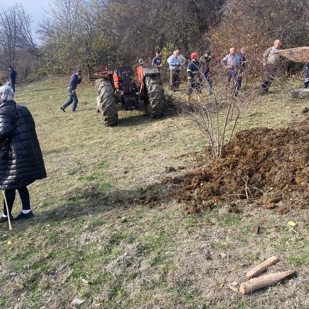 Römorku Devrilen Traktörün Sürücüsü Yaralandı (3)