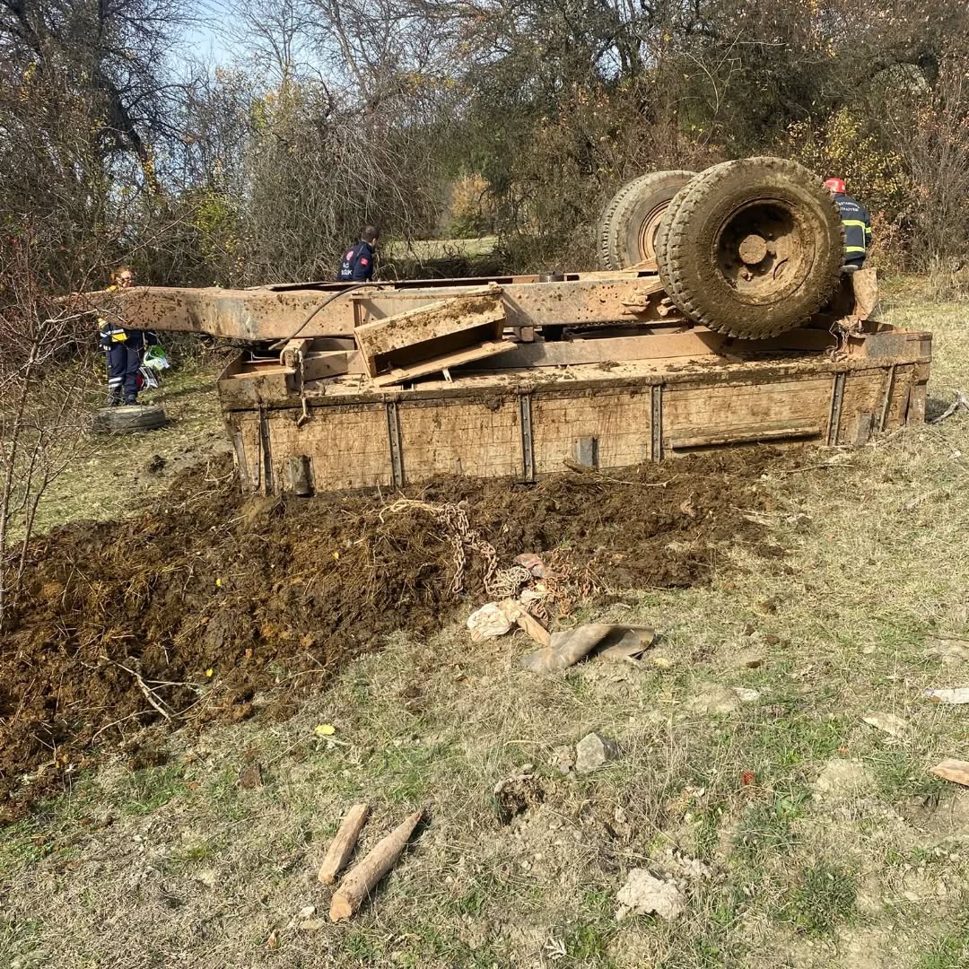 Römorku Devrilen Traktörün Sürücüsü Yaralandı (4)