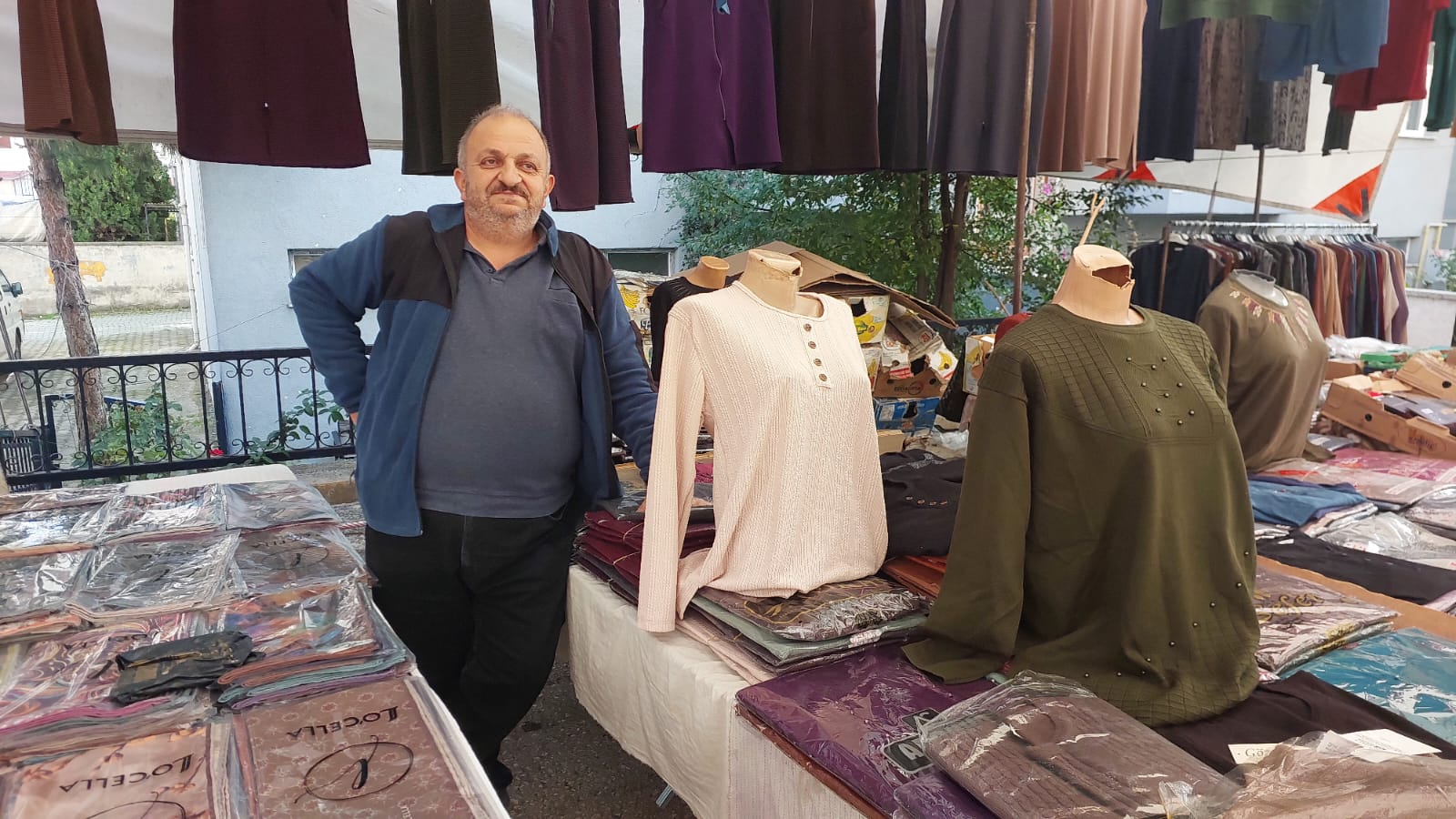 Salı Pazarı’nda Kışlık Kıyafetler Satışa Çıktı (1)