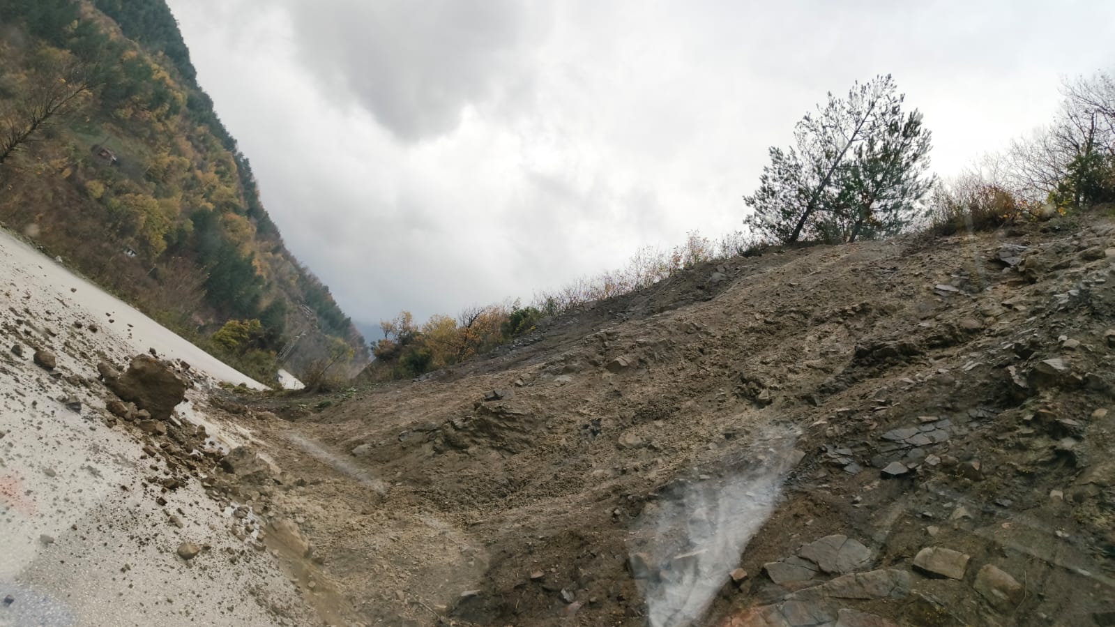 Cide Şenpazar Grup Yolunda Heyelan (2)