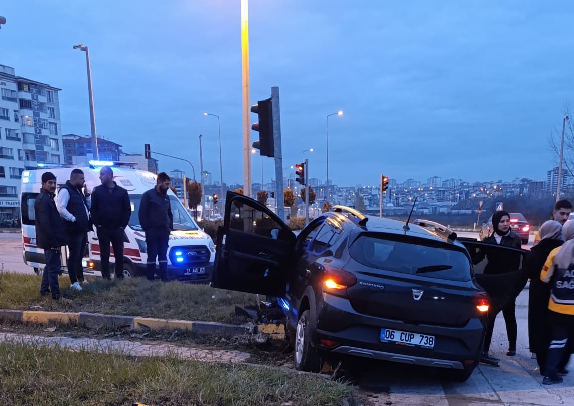 Hacıbey Kavşağı’nda Freni Tutmayan Araç Trafik Direğine Çarptı (1)-1