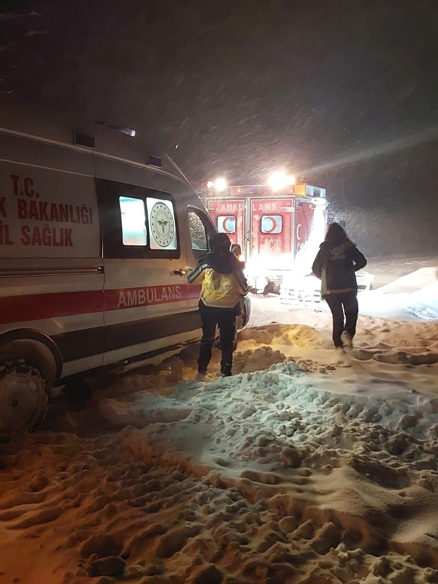 Karda Mahsur Kalan Hastalar Için Umke Seferber Oldu (4)