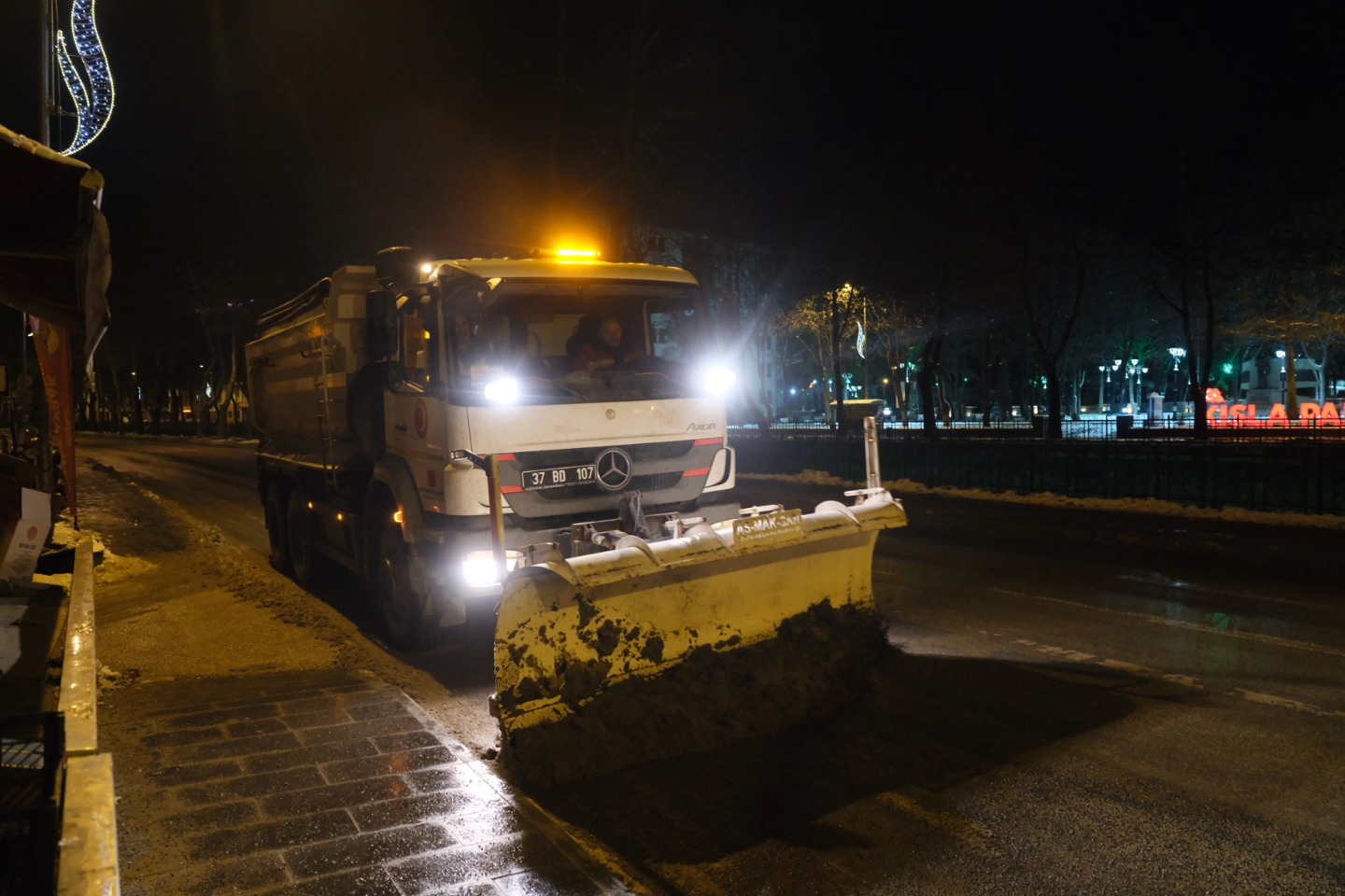 Kastamonu Belediyesi'nden Gece Kar Mesaisi (2)