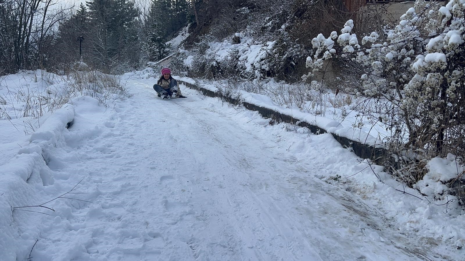 Kastamonu'da Çocuklar Karın Tadını Poşetlerle Kayarak Çıkardı (1)