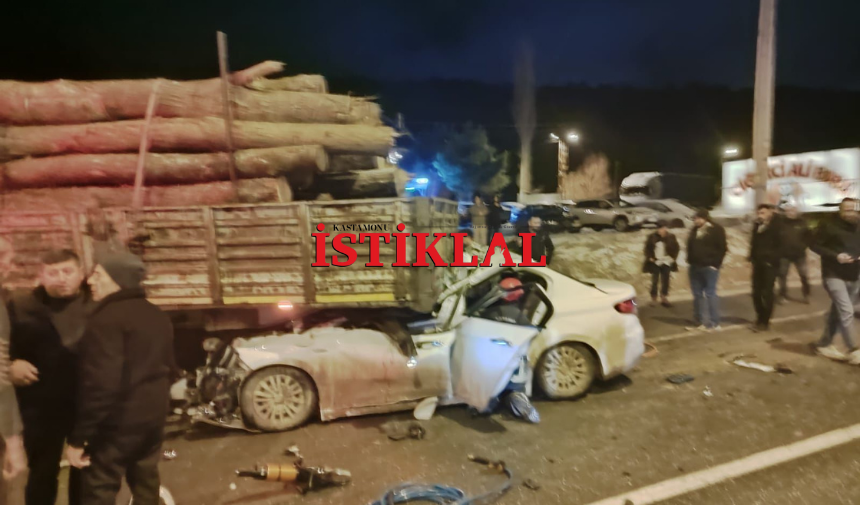 Kastamonu'da Otomobil Tırın Altına Girdi! 3 Yaralı (1)