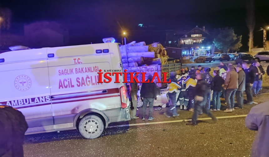 Kastamonu'da Otomobil Tırın Altına Girdi! 3 Yaralı (2)