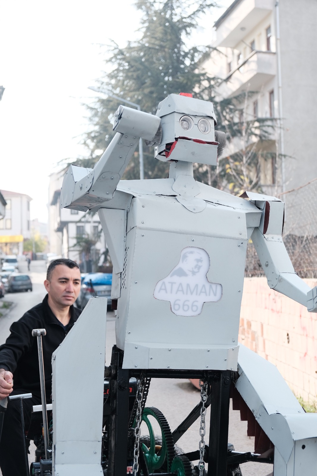 Kastamonulu Mucit Hurda Parçalardan Robot Yaptı (1)