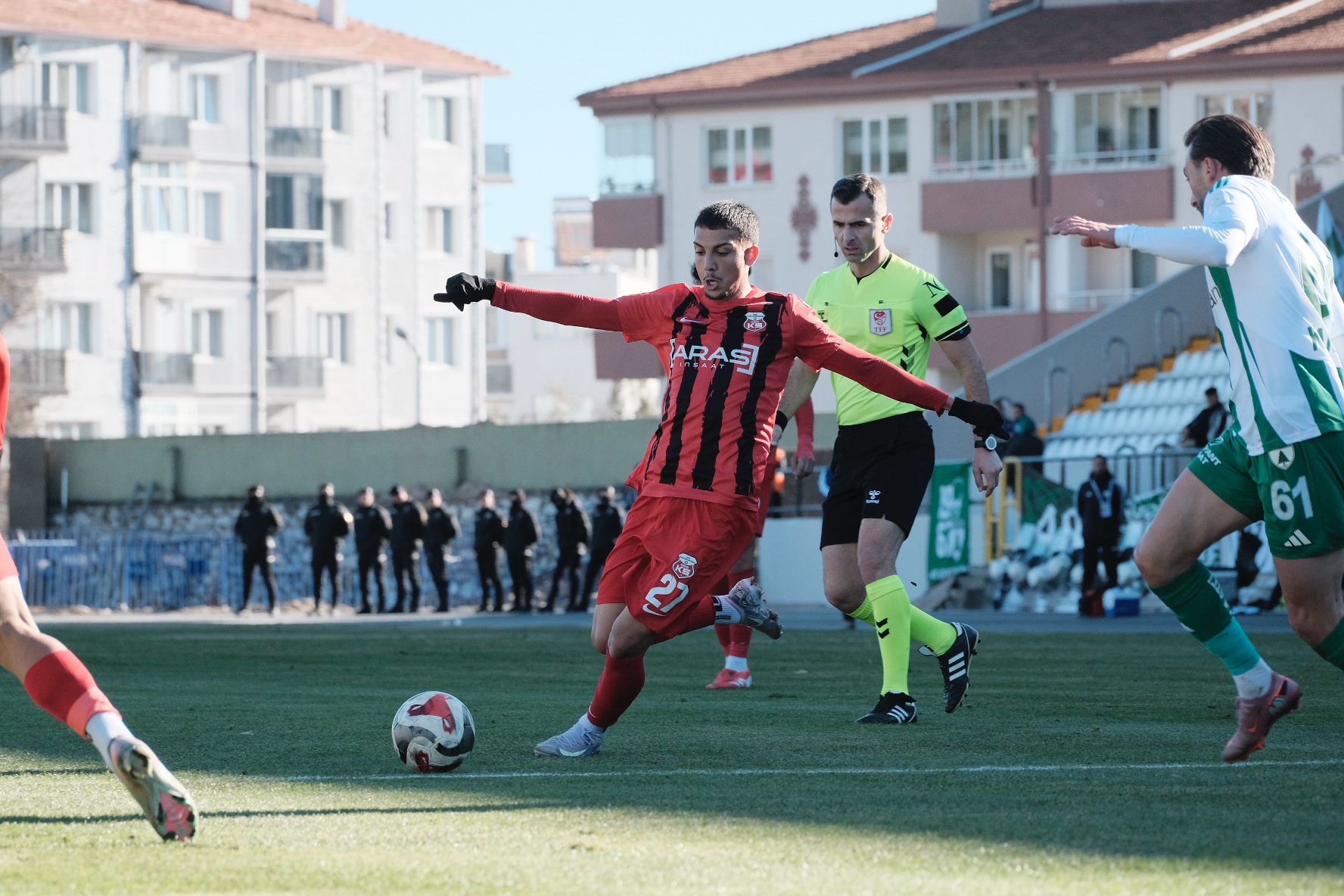 Kırmızı Siyahlılar Rakibine Sahayı Dar Etti (2)