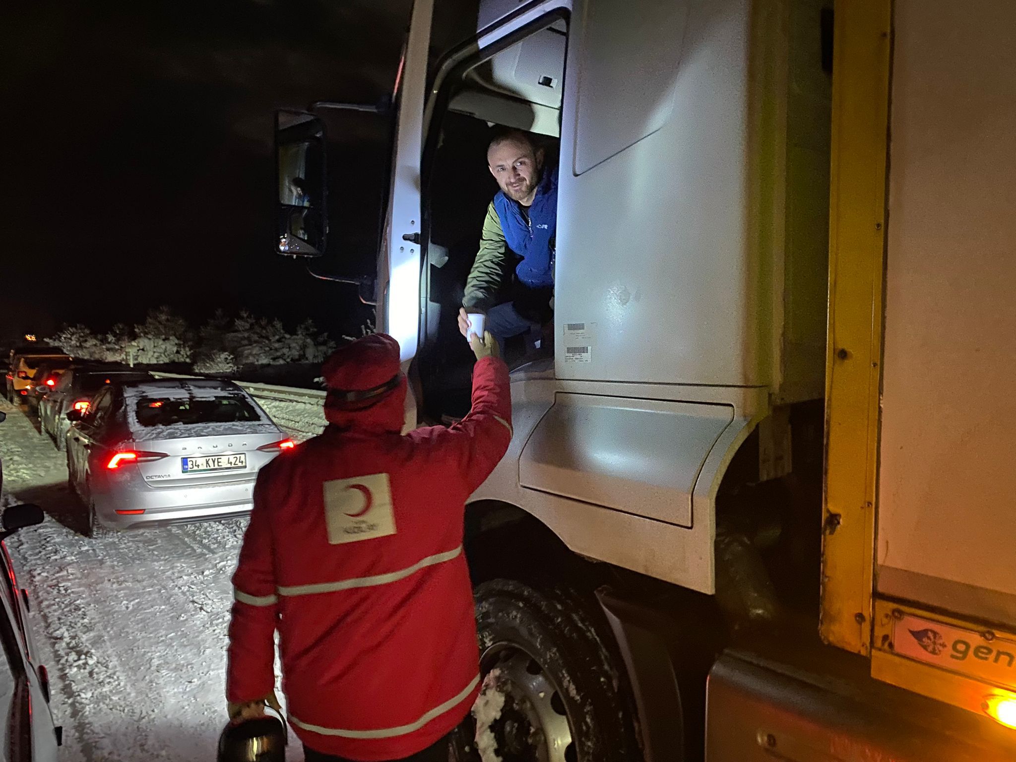 Kızılay Kastamonu, Bolu Gerede Yolunda Mahsur Kalanlara El Uzattı (2)