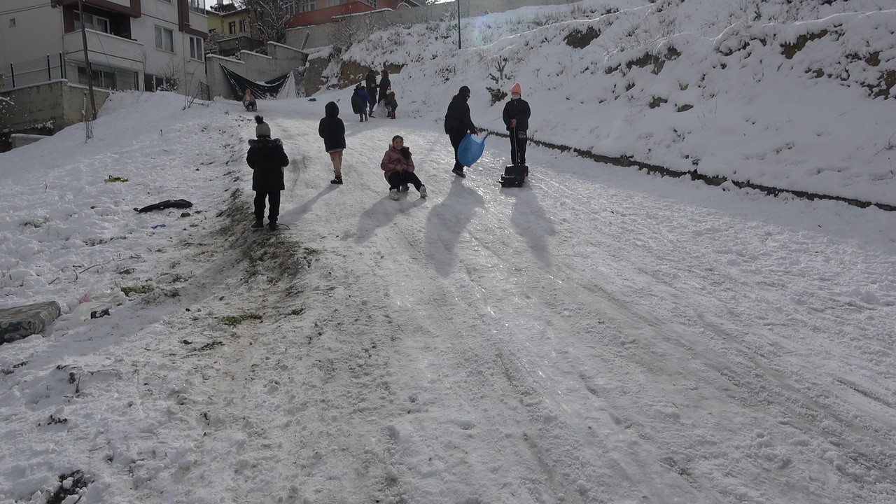 Okullar Tatil Edildi, Çocuklar Karda Doyasıya Eğlendi (3)