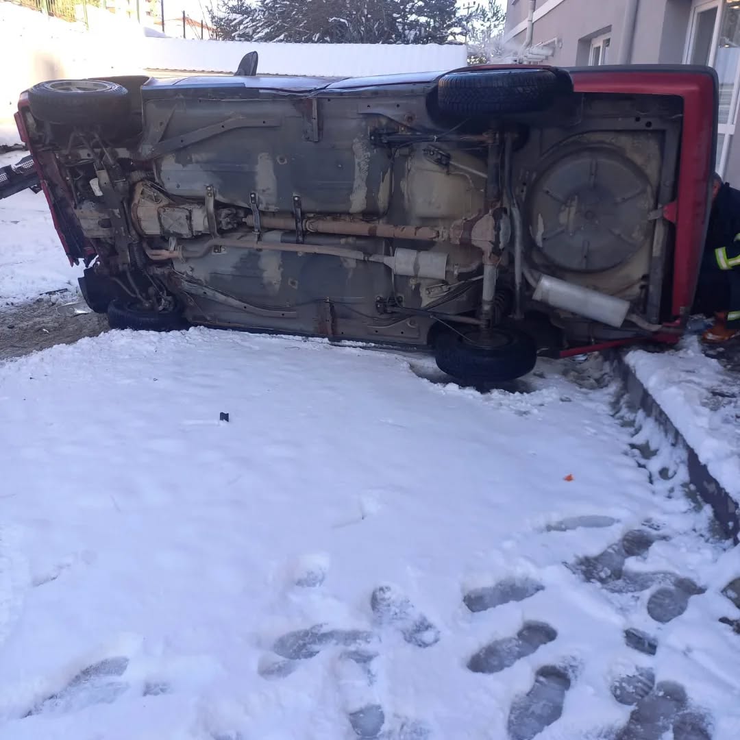 Otomobil Okul Bahçesine Düştü (1)