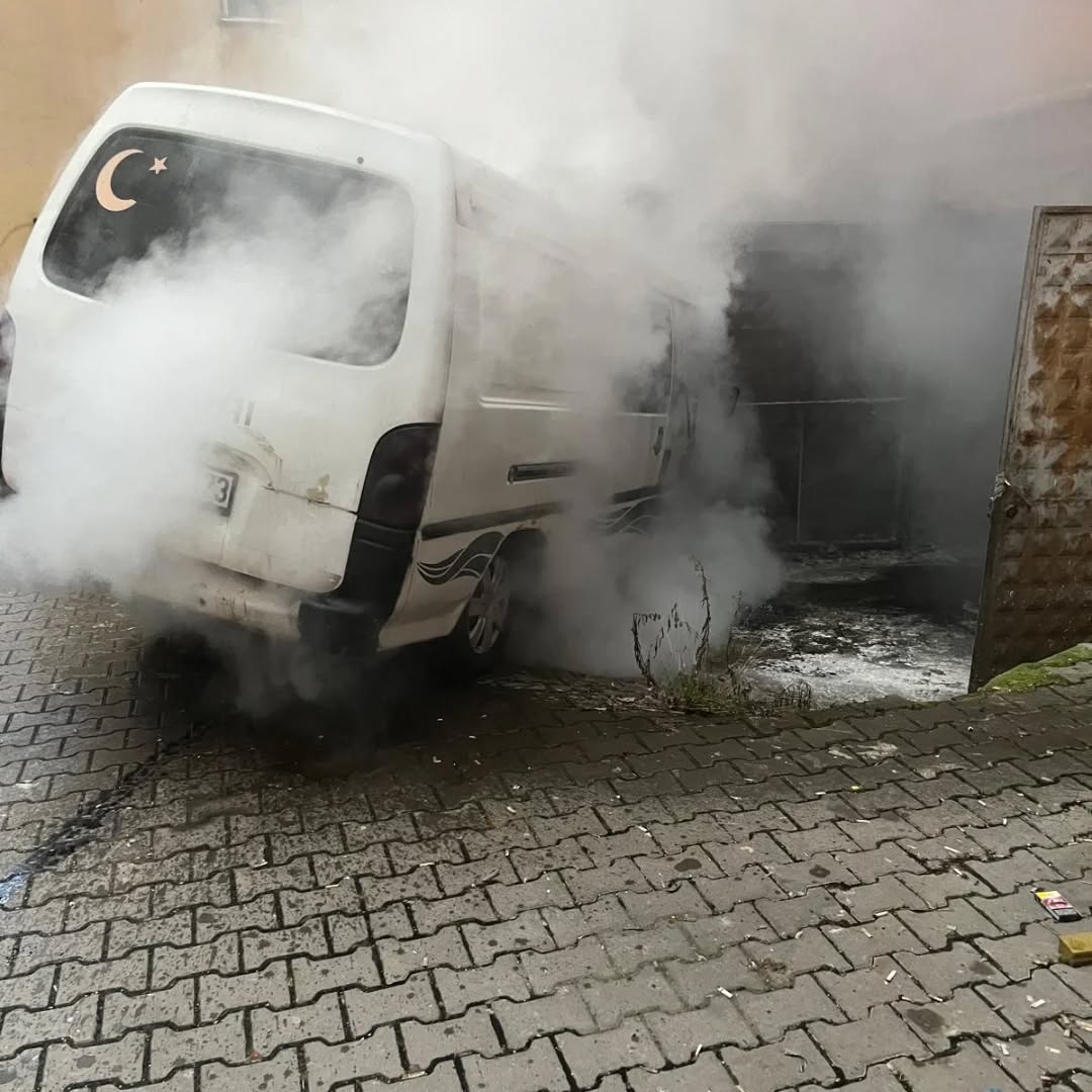 Park Halindeki Arac Yanarak Kule Dondu (3)