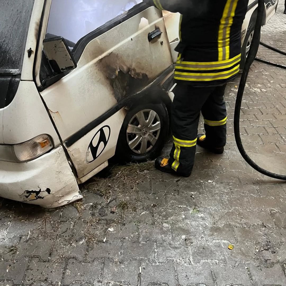 Park Halindeki Arac Yanarak Kule Dondu (4)